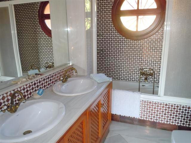 House for sale in Estepona