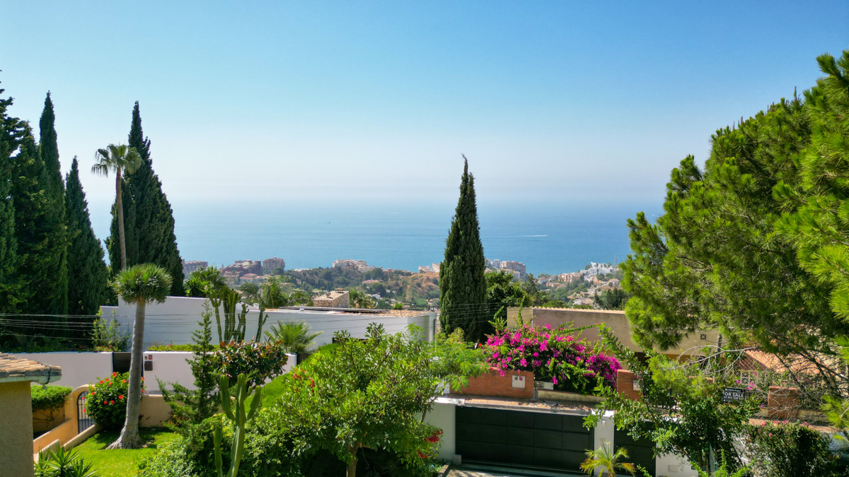 Villa for sale in Benalmádena