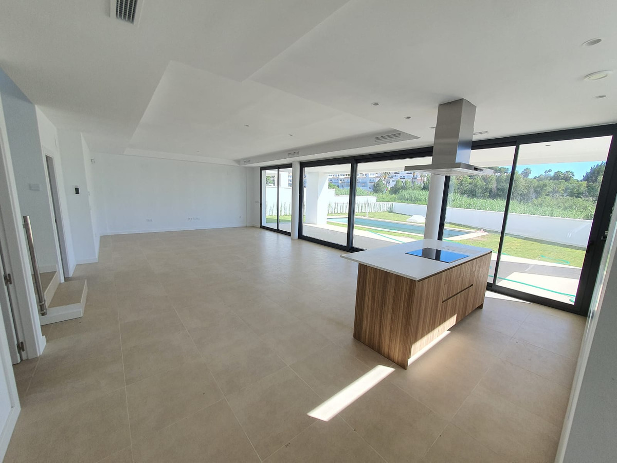 Villa for sale in La Duquesa (Manilva)